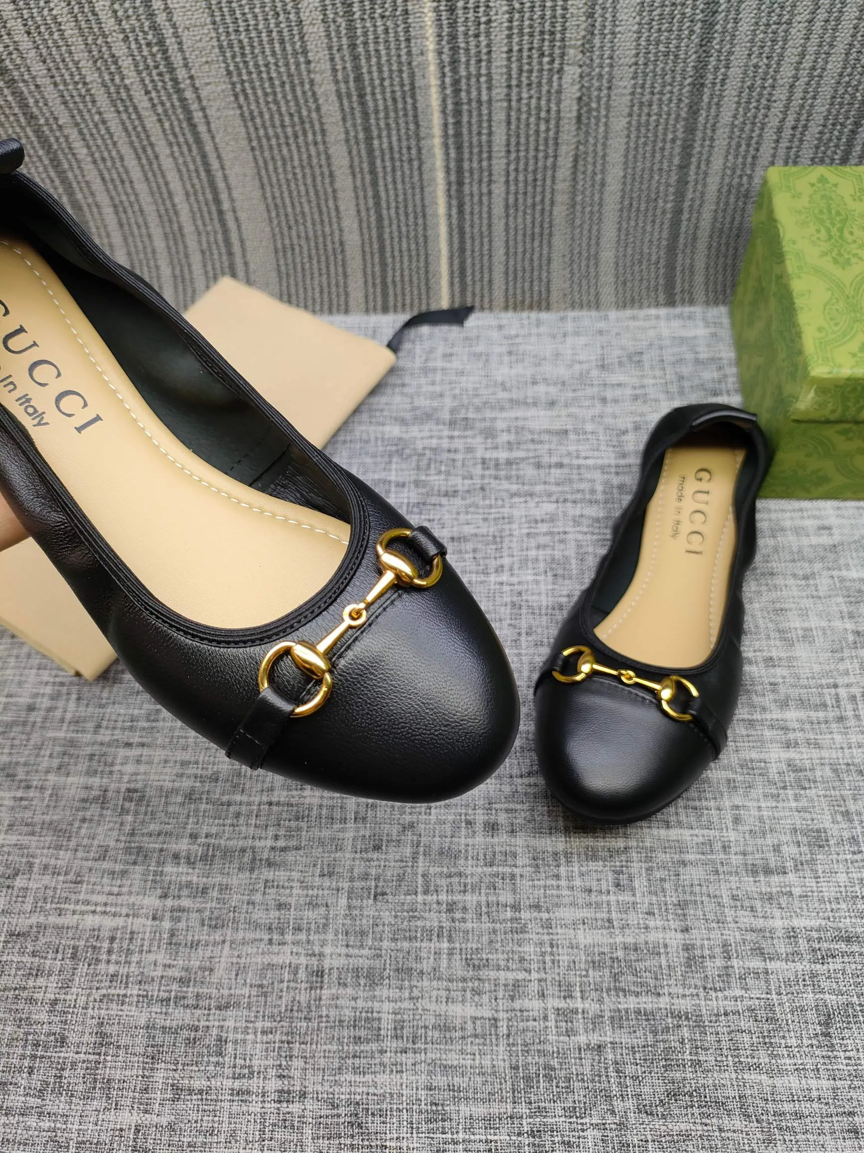 👟👟Ex-factory price 320👟👟 GUCCI's latest horsebit women's flat ballet shoes and egg roll shoes are super comfortable. The fabric is made of imported top-grade soft sheepskin. It is very comfortable on the feet and will not rub your feet. You can also roll it up and put it in your bag. It is easy to carry with you. The super soft soles are a must-have item for fairies whether you are going out for business, work, travel, shopping or at home. Fashionable and versatile, it is an indispensable pair of shoes for you. Fabric: Made of imported soft sheepskin Color: 6 colors available Outsole: PPC rubber outsole Size 34-42 (34.41.42 needs to be customized)
